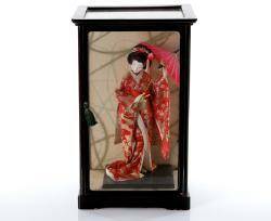 GEISHA I MONTERSKÅP, JAPAN 1900-TAL