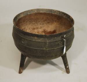 JÄRNGRYTA, TREBENT, 171800-TAL, MED HÄNKLAR, DIAM 44, HÖ CA 37 CM