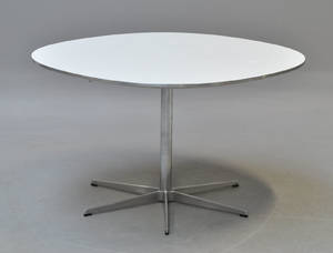 Arne Jacobsen. Supercirkulært spisebord A804