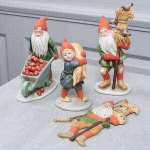 FIGURINER, 4 st, efter Jenny Nyström, biskviporslin, Kalmar Läns Museum