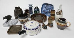 En samling diverse vaser, skåle mm. af keramik, bl.a. Aluminia og Knabstrup. 18