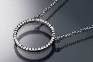 Diamant vedhæng af oxideret sterlingsølv