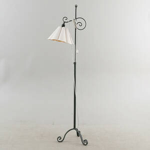 GOLVLAMPA I MÖRK PATINERAD METALL, ca 19401950-tal.