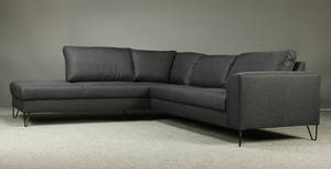Dansk møbelproducent. 3 pers. sofa med chaiselong, model Bilbao. Udstillingsmodel.