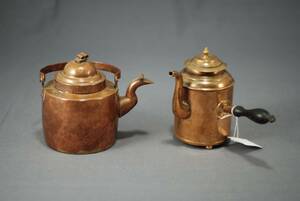 KAFFEKANNA, SKULTUNA BRUK, 14 KANNA, 1800-TALETS FÖRSTA HÄLFT, MÄSSING, SAMT KAFFEPANNA 1800-TAL, KOPPAR, MÄRKT F.W.R. HOLLSTEIN STOCKHOLM, HÖ 16 RESP 18 CM
