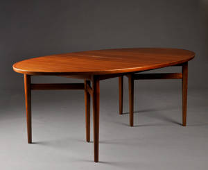 Arne Vodder. Spisebord af nøddetræ model nr. 212 3