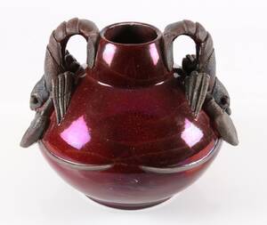 Karl Hansen Reistrup for Kähler. Vase i mørkerød lustreglasur med to hummere