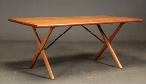 Hans J. Wegner, Spisebord af teak og eg, Savbukkebord, model AT-303