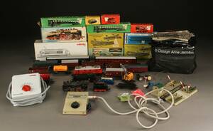 Märklin HO. Samling togbane bestående af lokomotiver, vogne, skinner transformator ect.