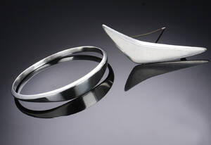 Hans Hansen og Bent Knudsen. Moderne armring samt broche af sterlingsølv 2