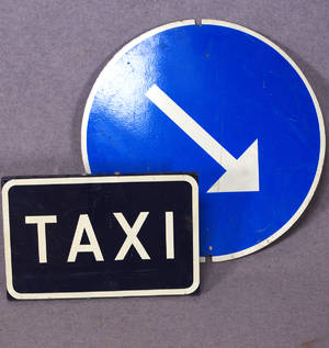 Skyltar, bl.a. Taxi, 2 st