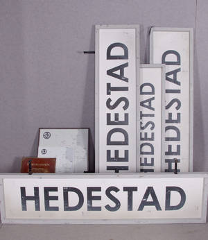 Skyltar, järnvägstation, Hedestad, 7 st