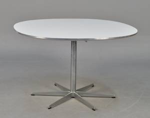 Arne Jacobsen. Supercirkulært spisebord A804