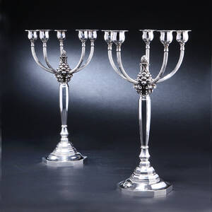 Johan Rohde for Georg Jensen. Et par kandelabre af sterlingsølv, dessin nr. 474 2