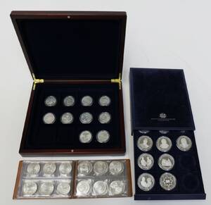 En samling mønter og medaljer af sølv. 50