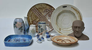 En samling diverse keramik og porcelæn, bl.a. Bing Grøndahl og Royal Copenhagen. 14