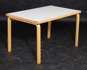 Alvar Alto. Bord af birketræ med hvid laminat