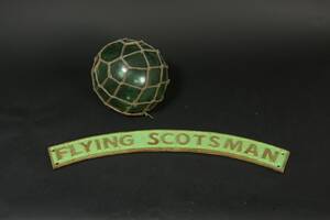 Fiskekugle samt Flying Scotsman skilt 2