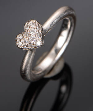 Ole Lynggaard. Hjertering af 18 kt hvidguld med brillanter, ca. 0.27 ct Denne vare er sat til omsalg under nyt varenummer 5103828