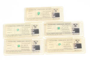 5 uindfattede forseglet naturlige smaragder, i alt 2.47 ct. IGI forsegling med microfilm