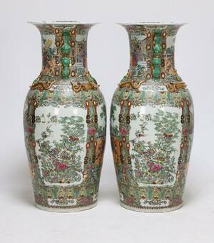 Et par kinesiske kolossal-prydvaser af porcelæn.
