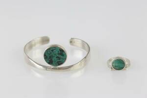 ARMRING samt RING med grön sten, silver