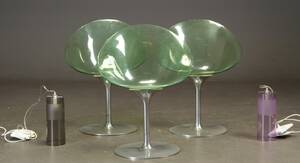 Phillipe Starck og Ferruccio Laviani for Kartell. Tre stole, model Eros, samt to pendler, model Easy 5