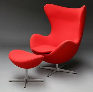 Arne Jacobsen. Ægget med skammel, betrukket med rød uld. 2