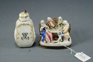 BLÄCKSTÄLL I FORM AV PORSLINSGRUPP, 1800-TALETS SLUT, PORSLIN, FLAKONG, BERLIN, TIDIGT 1900-TAL, HÖ FLAKONG 14 CM