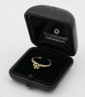 Ole Lynggaard. Love ring med hyldeblomst af 14 kt. guld med brillant