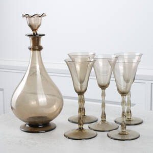 SIMON GATE, karaff och likörglas, bruntonat glas, Sandvik, 1900-talets första del, 6 delar