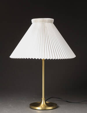 Aage Petersen for Le Klint, bordlampe model 328