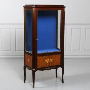 VITRINSKÅP, Louis XVI-stil, 1900-talets första del