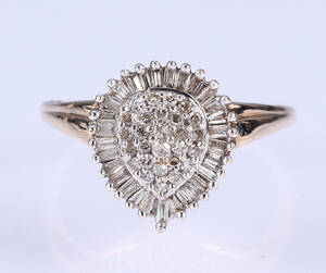 Brillantring i 14 kt. gul- og hvidguld, på front prydet med talrige små enkelslebne diamanter omkranset af baguetteslebne diamanter, diamanter i alt ca. 0.75 ct