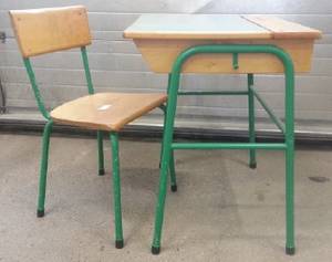 Äldre skolbänk med stol