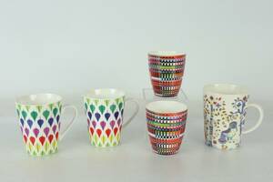 MUGGAR, 5 st, Iittala, samt Fallande löv, dekor efter Stig Lindberg
