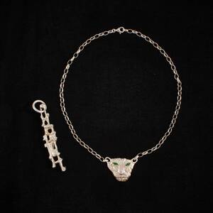 Halsband, hängsmycke