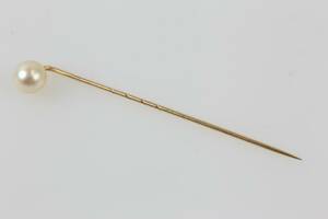 KRAVATTNÅL PINBROSCH med odlad saltvattenpärla, guld, 18 k, ca 1,5 g, Guldsmed H Andersson, Stockholm, 1944