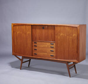 Harry Østergaard. Høj skænk af teak, medio 1900-tallet