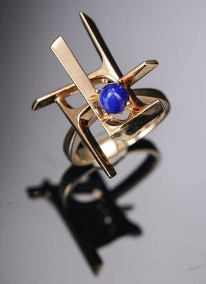 Ole Lynggaard. Ring af 14 kt. guld prydet med lapis lazuli.