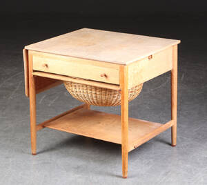Hans J. Wegner. Sybord af eg, model AT-33