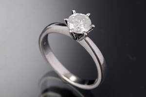 Solitairering af 14 kt. hvidguld med brillant på ca. 0.74 ct.