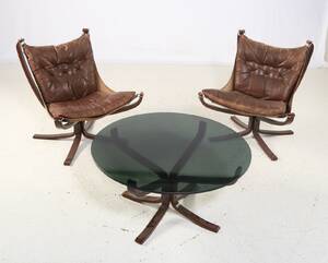 Sigurd Resell. Par Falcon lænestole samt glasbord 3
