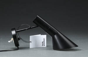 Arne Jacobsen. AJ væglampe, sort