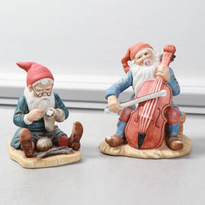 FIGURINER, 2 st, efter Jenny Nyström, biskviporslin, Kalmar Läns Museum