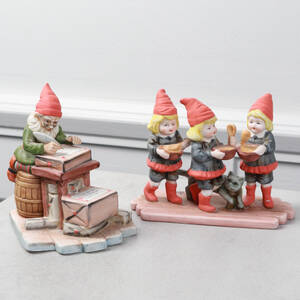 FIGURINER, 2 st, efter Jenny Nyström, biskviporslin, Kalmar Läns Museum