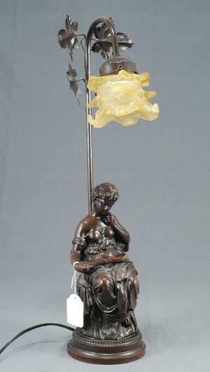 BORDSLAMPA, JUGENDSTIL, SAMTIDA, I FORM AV SITTANDE KVINNOFIGUR, METALL OCH MÄSSING, HÖ 57 CM
