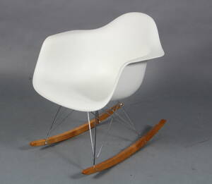 Charles Ray Eames. Gyngestol, model RAR