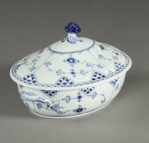 Royal Copenhagen. Musselmalet halvblonde terrin