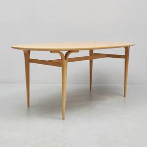 Bord, design Piet HeinBruno Mathsson. Bredd 180